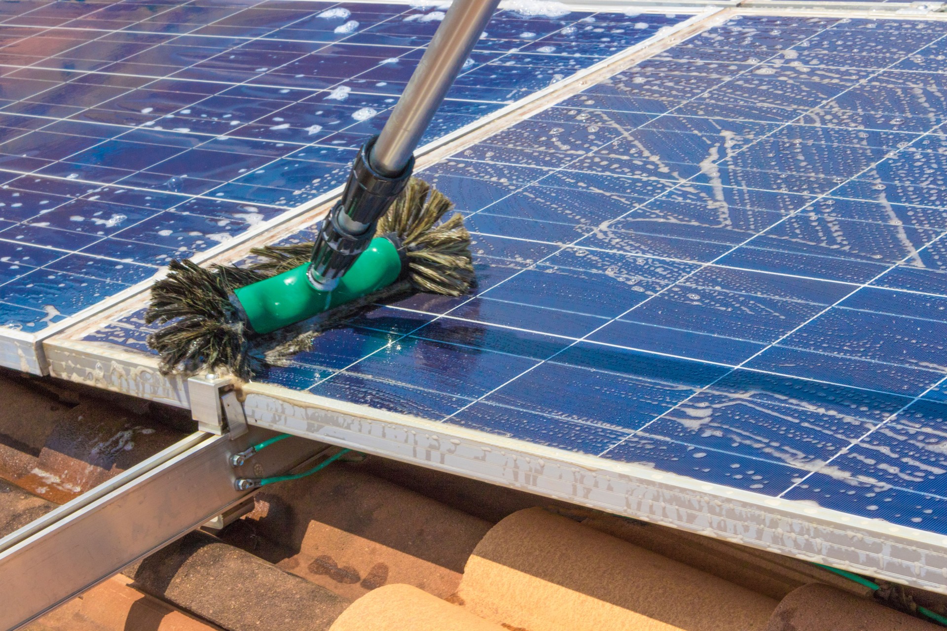 Photovoltaikreinigung von Solarmodulen auf Hausdach im Zillertal, Tirol